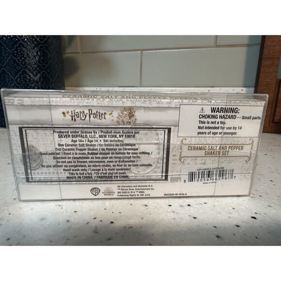 Harry Potter Hogwarts Express Ceramic Salt and Pepper Shaker Set New - Picture 2 of 6